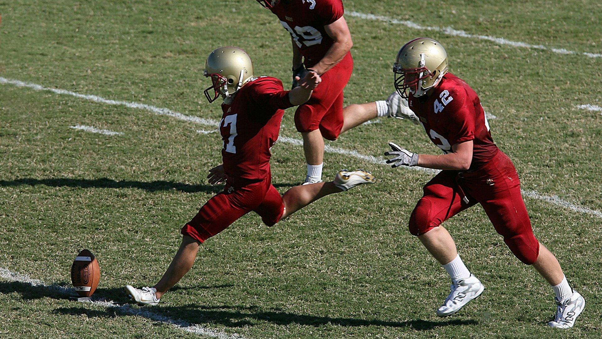 与偶像一起！曼晚：B费携七岁曼联残疾小球迷在曼市德比中出场